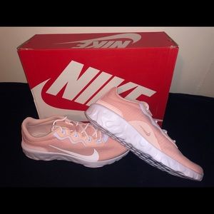 WOMENS NEW IN BOX NIKES SZ 10